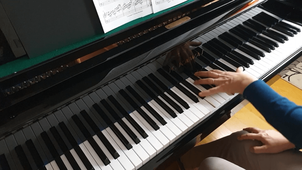 Main gauche sur clavier de piano noir